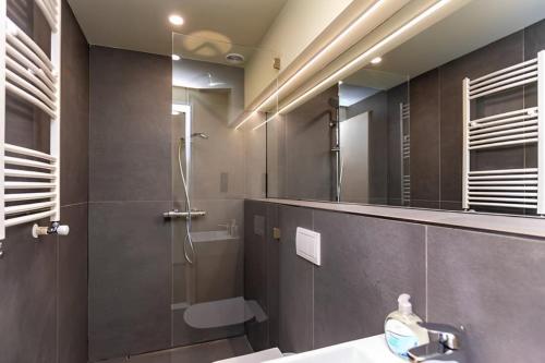 Ένα μπάνιο στο Studio in The Hills of Bakuriani Rooms Hotel Building