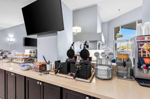 eine Küche mit einer Arbeitsplatte mit einer Arbeitsplatte in der Unterkunft Comfort Inn & Suites Surprise Near Sun City West in Surprise