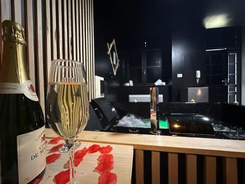 Fotografie z fotogalerie ubytování L écrin Love room avec balnéo au coeur de Sedan v destinaci Sedan