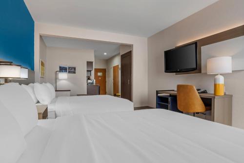 ハッティーズバーグにあるComfort Suites Hattiesburg near Universityのベッド2台と薄型テレビ付きのホテルの部屋