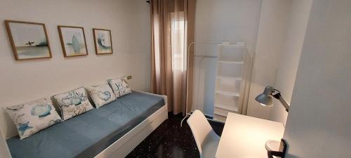 een kleine kamer met een bed en een lamp bij Mar 4 en Santa Pola in Santa Pola
