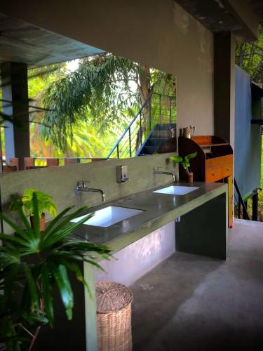 アビッサウェッラにあるHeaven De Fountainのバスルーム(洗面台2台付)