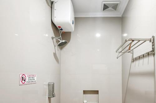 a bathroom with a toilet and a water heater at Urbanview Hotel JD Luxury Brebes in Banjararja