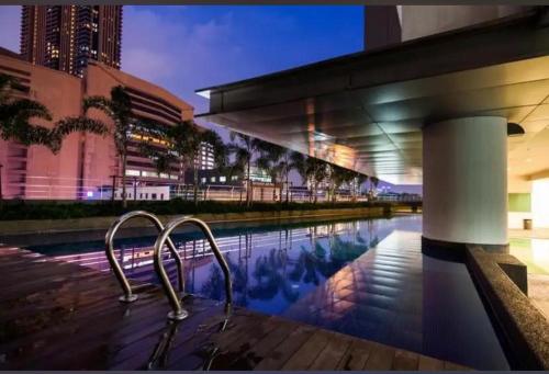 Bazén v ubytování Taragon Puteri Bintang KLCC View Studio Apartment nebo v jeho okolí
