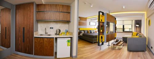 Habitación con cocina y sala de estar. en Spil Suites en İzmir