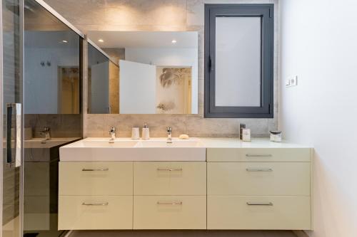Modern 3 bedroom apartment with sea views
