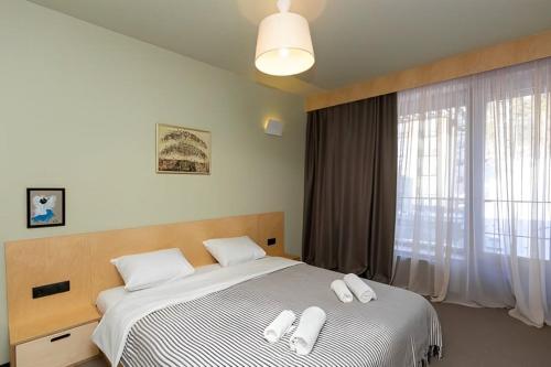 Postel nebo postele na pokoji v ubytování The 3rd floor 1BR apt 1 min from Kokhta