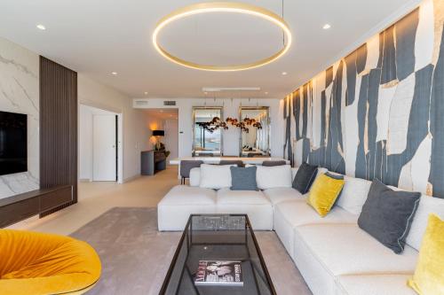 Modern 3 bedroom apartment with sea views