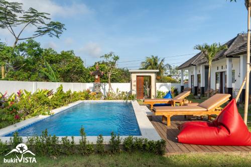 einen Hinterhof mit Pool und Stühlen und ein Haus in der Unterkunft Amberley Hill Villa by Bukit Vista in Uluwatu