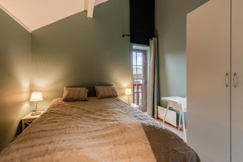 En eller flere senge i et værelse på Alpine Apartment with Parking and Balcony