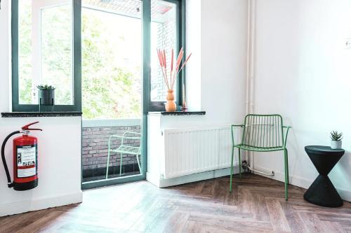 ティルブルフにあるCozy, Simple, And Affordable For Solo Travelerの消火栓と椅子2脚が置かれた部屋