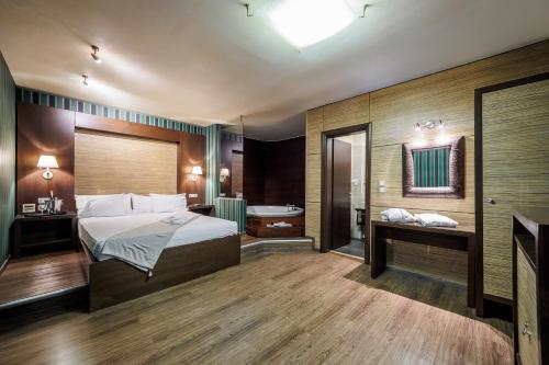 um quarto com uma cama, uma banheira e uma pia em Aachen em Atenas