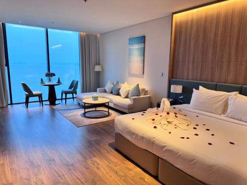 Postel nebo postele na pokoji v ubytování SamSet Corner Seaview Studio A La Carte Ha Long Bay