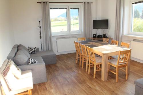 Chalupa pod Lysou horou في أوسترافيس: غرفة معيشة مع طاولة وأريكة