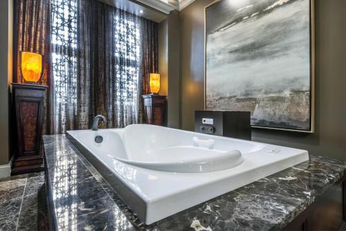 Koupelna v ubytování Curtiss Hotel, an Ascend Collection Hotel