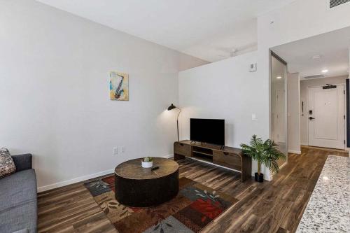 Μια τηλεόραση ή/και κέντρο ψυχαγωγίας στο Sky Central by CozySuites #11