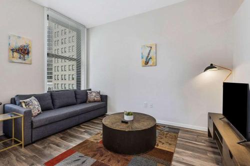 Χώρος καθιστικού στο Sky Central by CozySuites #11