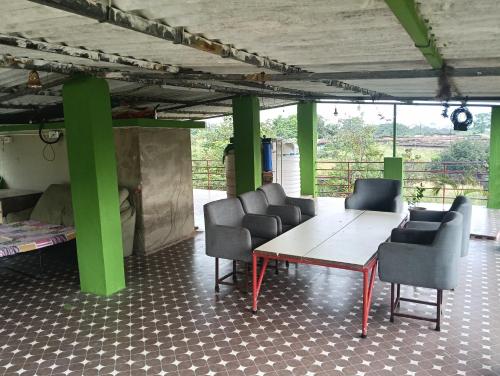a table and chairs in a room with green columns at Palmquist Villa in Neral