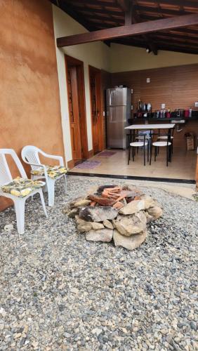 ラブラス・ノーヴァスにあるChalés Sitío dos Ventosの椅子とテーブルとキッチン