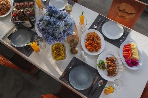 een tafel met veel borden eten erop bij Blue Marlin 6-BR Villa Singaraja Bali in Bukti