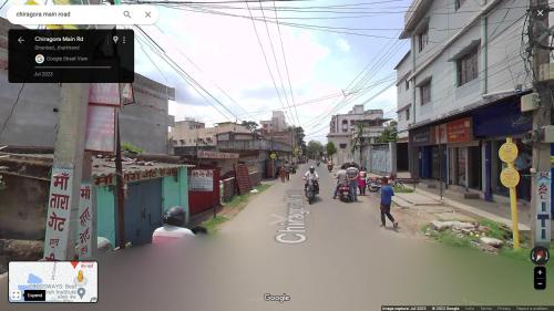 een groep mensen die door een straat lopen bij Maa Durga Apartment in Dhanbad