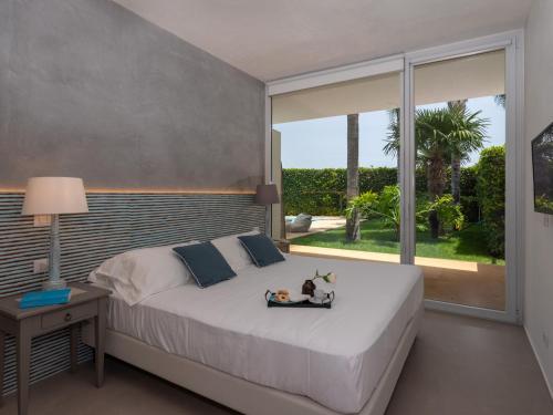 ラグーザにあるVILLA CARRUBO 4, Emma Villasの窓のある大きな白いベッドのある寝室