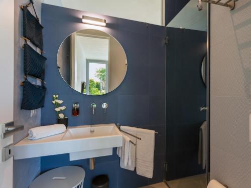 ラグーザにあるVILLA CARRUBO 4, Emma Villasの白い洗面台と鏡のあるバスルーム