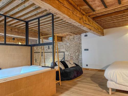 um quarto com uma cama e uma banheira em Le Refuge de la Bastille - Jacuzzi em Grenoble