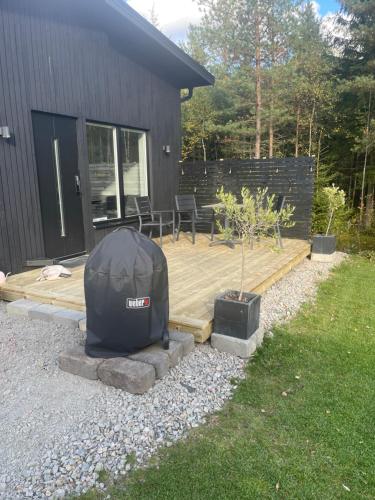 una tenda nera appoggiata su un ponte di legno accanto a una casa di Lakehouse med bastu, egen brygga och roddbåt a Målsryd