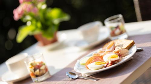 un piatto di uova e pane tostato su un tavolo di Hotel Smeraldo a Lido di Jesolo
