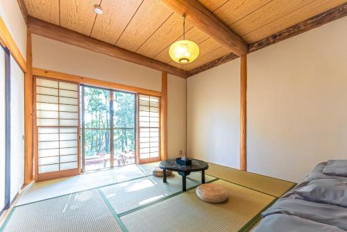 Ένα ή περισσότερα κρεβάτια σε δωμάτιο στο 日本文化に触れる日光リゾート貸切Villa 最大10名 プライベートサウナ 雨でもBBQ にぎわいOK 完全プライベート空間