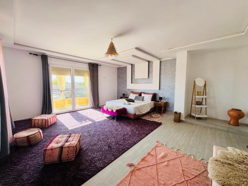Peaceful Pool Villa في مراكش: غرفة كبيرة بها سرير ونافذة