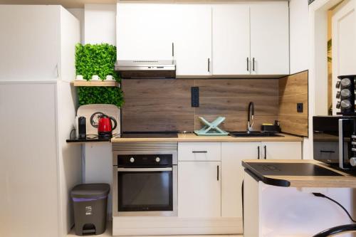 メレナラにあるLa Ciudadelaの白いキャビネットとコンロ付きオーブンを備えたキッチン