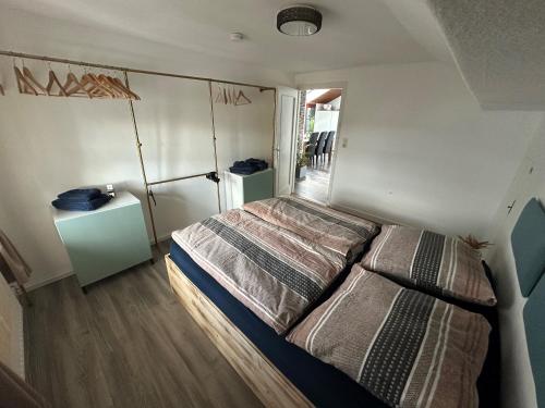 a small bedroom with a bed in a room at Heimat Apartment in Grafing