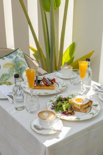 una mesa con platos de comida y una taza de café en Palmyard Hotel, en Manama