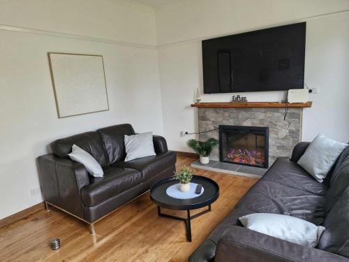 ein Wohnzimmer mit Couch und Kamin in der Unterkunft Seabreaze cottage sleeps 6 in Portland