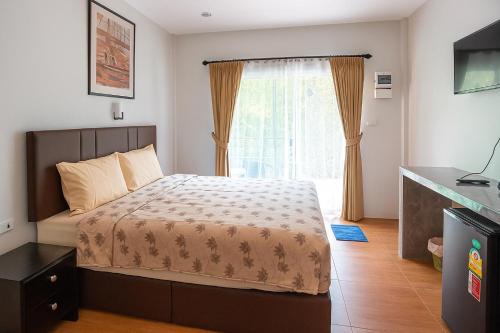 a bedroom with a bed and a window at Pakmeng Beach Resort in Pak Meng