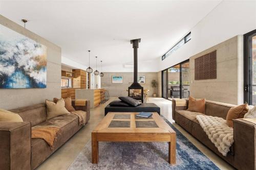 Posezení v ubytování Yallingup House - Modern Rustic Retreat with Spa