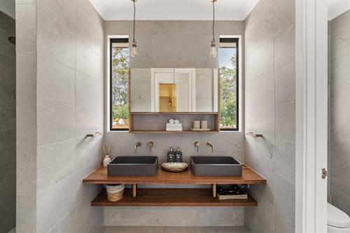 Kuchyň nebo kuchyňský kout v ubytování Yallingup House - Modern Rustic Retreat with Spa