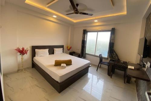 Ένα ή περισσότερα κρεβάτια σε δωμάτιο στο Sai Vishwa Lodging