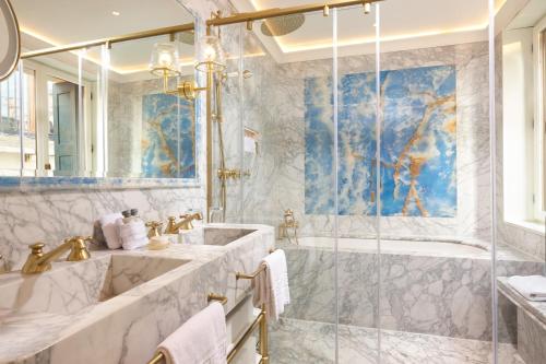 a bathroom with a tub and a shower at Hotel Palazzo Giovanelli e Gran Canal in Venice