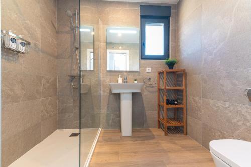 un bagno con lavandino e doccia di La Casa Dorada a Santander