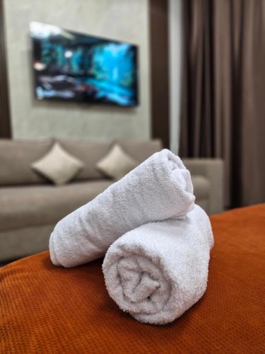 ein Handtuch auf einem Tisch in einem Hotelzimmer in der Unterkunft Love & Happiness in Almaty