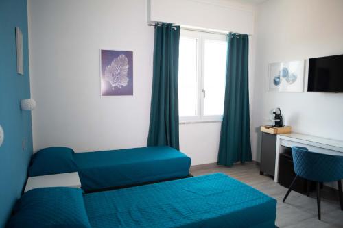 SestuにあるMhometredici Camera doppia Otelloのリビングルーム(青いソファ、デスク付)