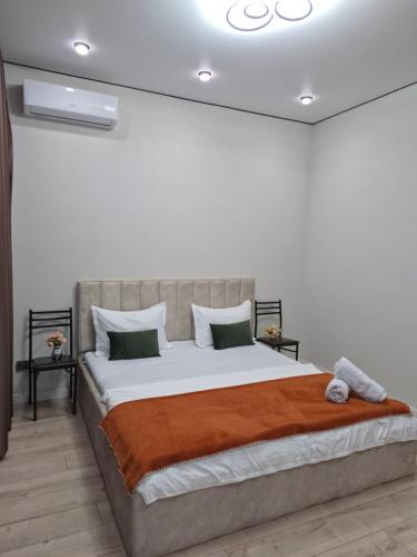 ein Schlafzimmer mit einem großen Bett in einer weißen Wand in der Unterkunft Love & Happiness in Almaty