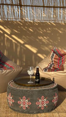 Posezení v ubytování FYAFY Bidiyah Bedouin Camp