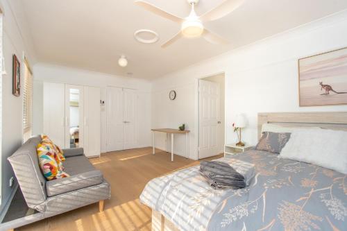 RochedaleA Beautiful room in Mackenzie Brisbane的带床和椅子的卧室