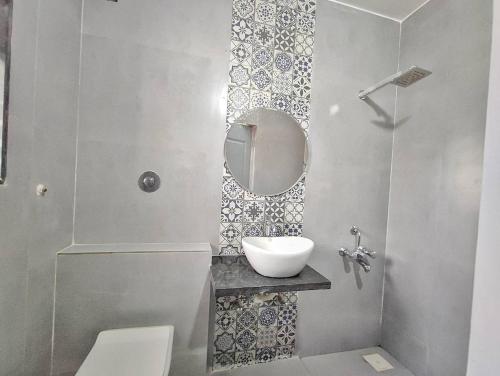 罗纳瓦拉ll EMPYREAN STAY II 3BHK II MARIGOLD VILLA II PRIVATE POOL II AC的带水槽和镜子的浴室