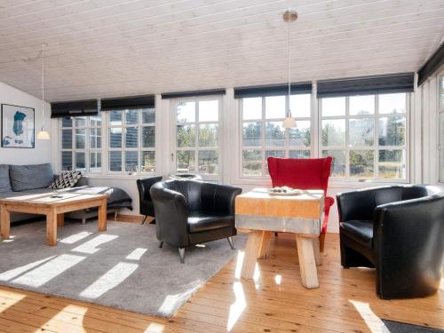 Posezení v ubytování 8 person holiday home in Rømø