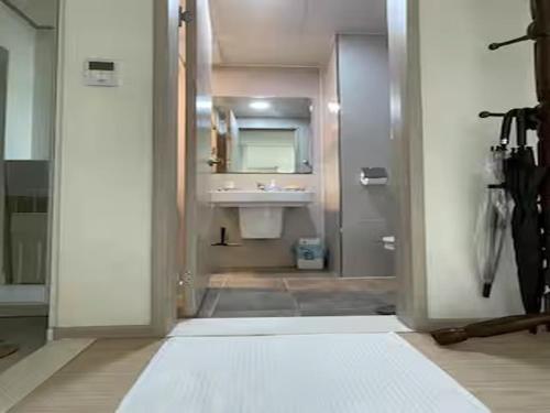 Et badeværelse på Balcony Room with City view